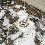 Água descendo lentamente em vários ralos