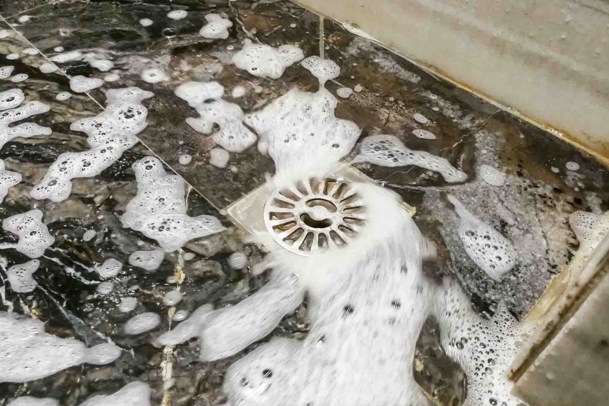 Água descendo lentamente em vários ralos